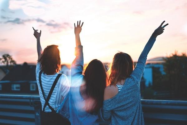 Việc gặp lại bạn cũ dù là ngoài đời thực hay trong mơ đều khiến ta cảm thấy xúc động